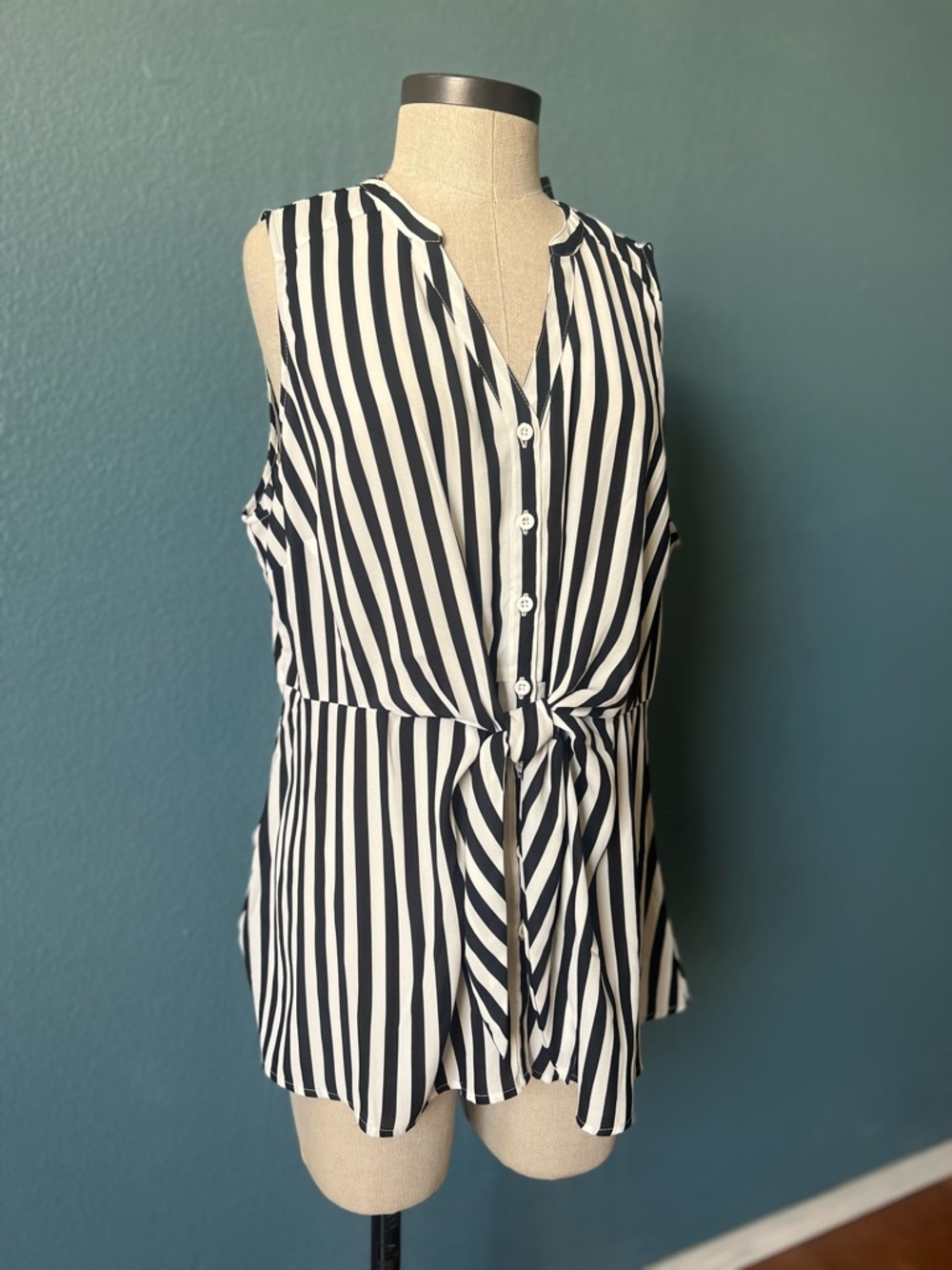 New with tags women’s plus  torrid Black and White Vertical Stripe Tie-Front Top